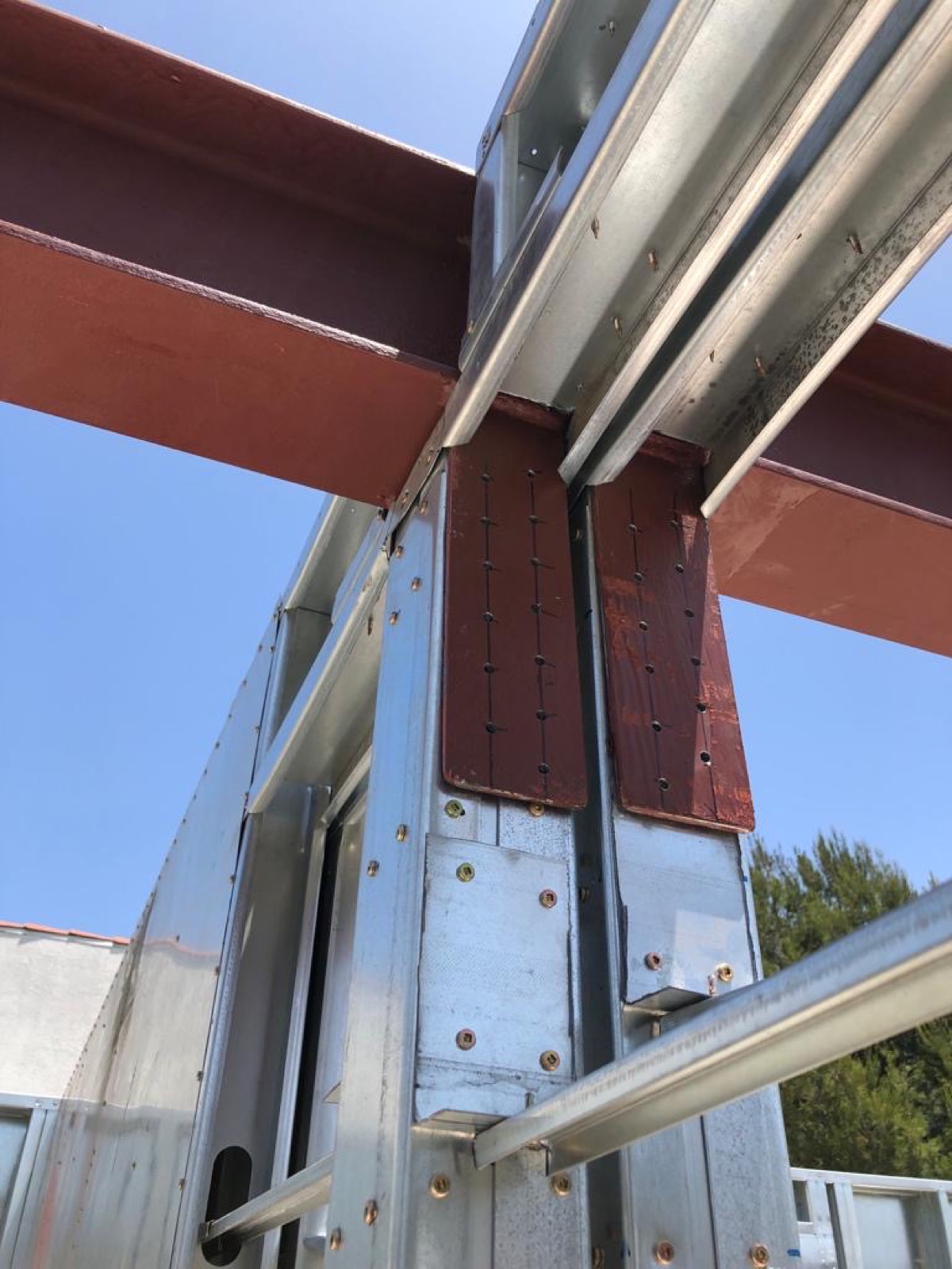 A bolted moment connection joining structural steel to light gauge steel framing